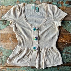 SALE! Women’s 100% cotton 3 covered buttons cream short sleeve sweater sz S